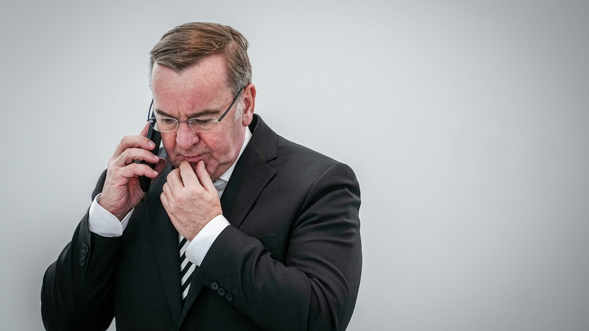 Boris Pistorius (SPD), Bundesminister der Verteidigung, telefoniert am Rande der 2. deutsch-brasilianischen Regierungskonsultationen in der deutschen Hauptstadt im Bundeskanzleramt.