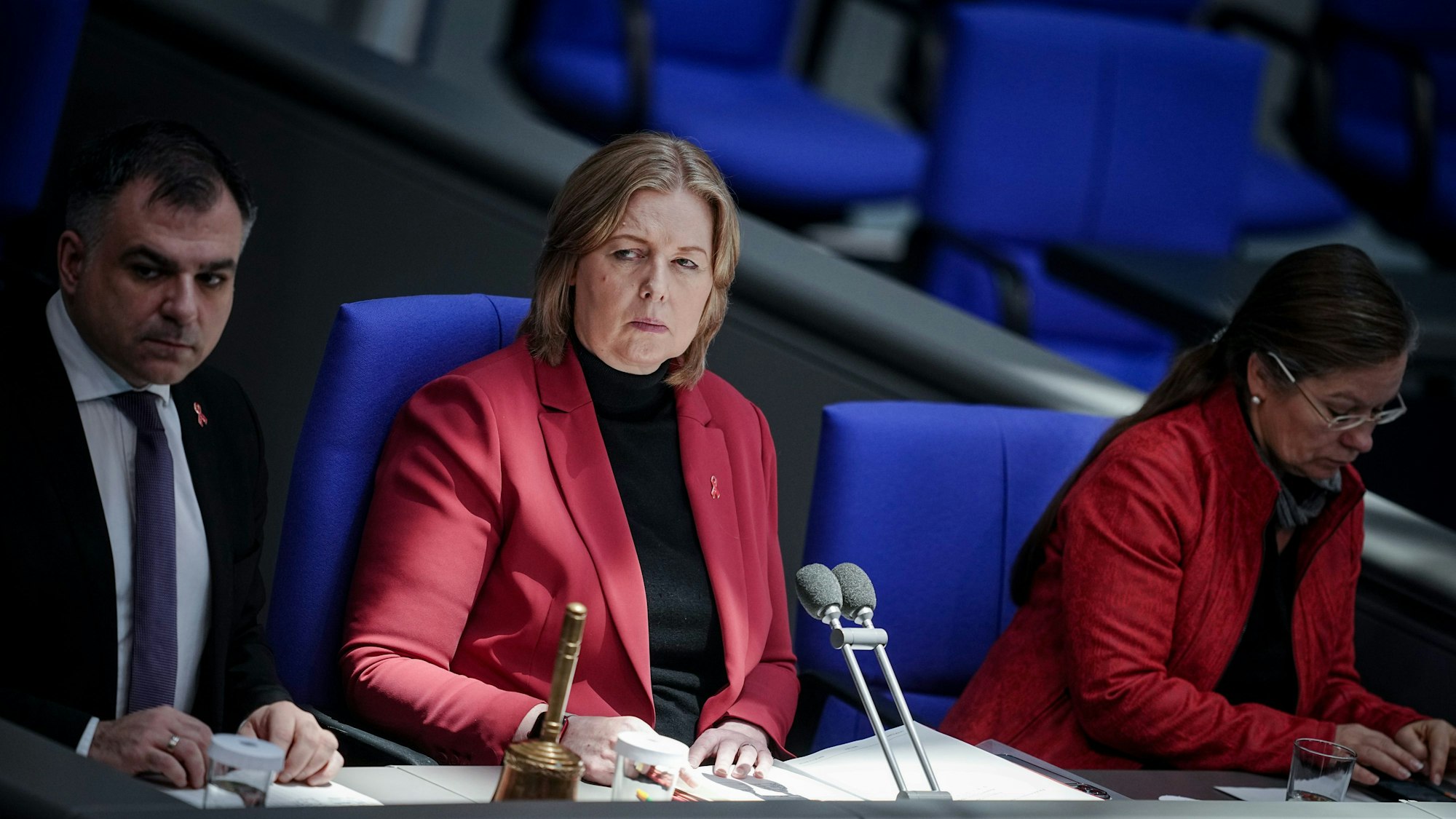 Bärbel Bas (SPD), Bundestagspräsidentin, nimmt an einer Sitzung des Bundestags teil.