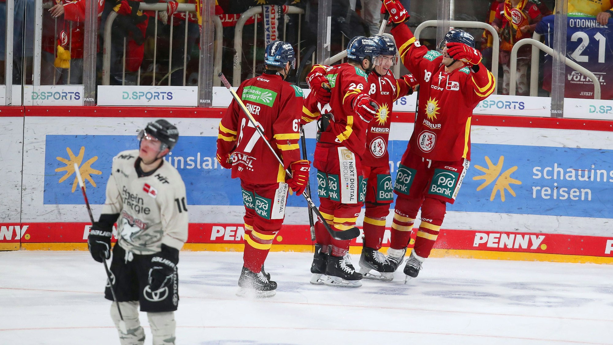 Düsseldorf jubelt über das zwischenzeitliche 5:1 gegen die Kölner Haie.
