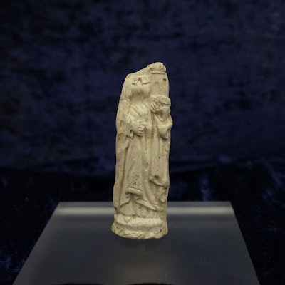 Die Barbarafigur aus Pfeifenton, ihr Kopf fehlt.