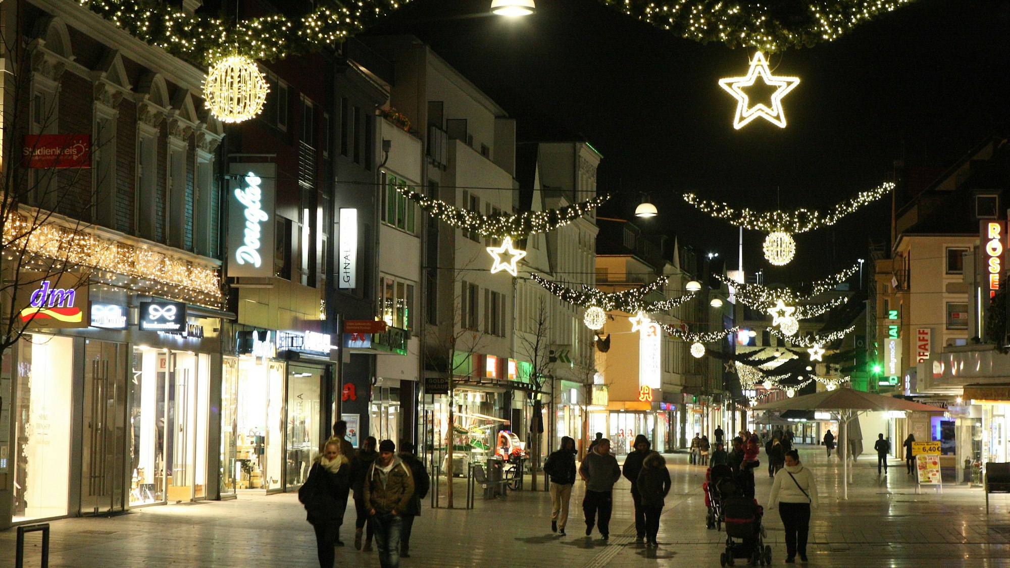 Über der Gladbacher Fußgängerzone leuchtet die Weihnachtsbeleuichtung.