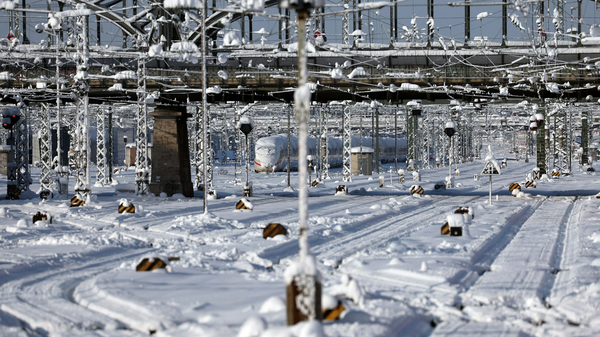 Ein mit Schnee bedeckter ICE steht im Hauptbahnhof. Nach dem starken Wintereinbruch in Bayern gab es bei der Bahn auch am Sonntagmorgen noch massive Einschränkungen.