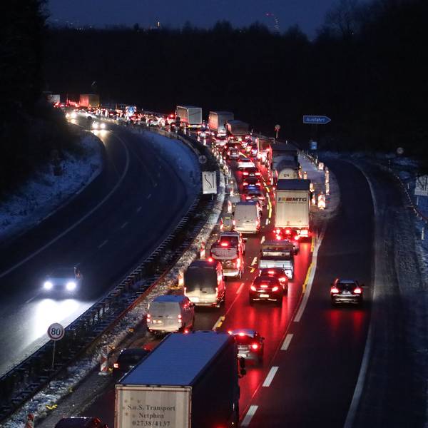 Autos stehen im Stau auf der Autobahn 4 bei Moitzfeld.