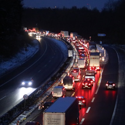 Autos stehen im Stau auf der Autobahn 4 bei Moitzfeld.