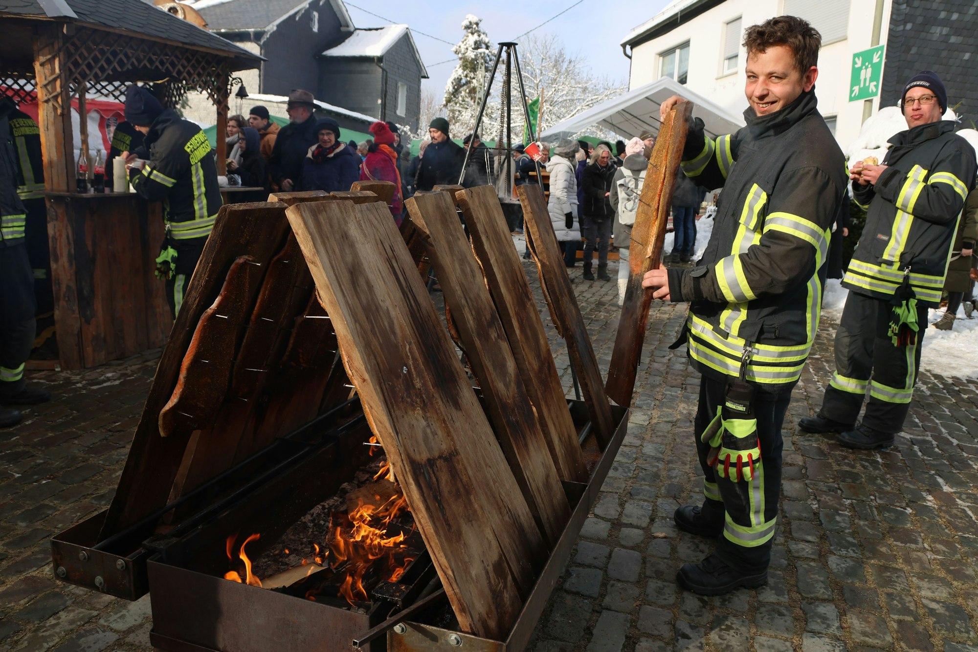 Lieberhäuser Flammlachs bereitete die Feuerwehr zu.