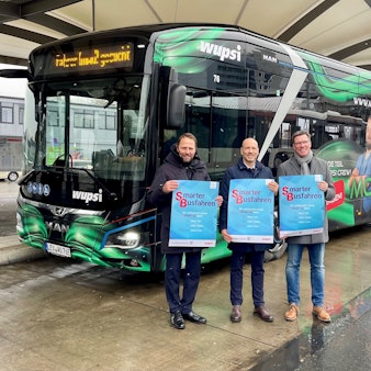 Uwe Richrath (Oberbürgermeister Leverkusen), Marc Kretkowski (Geschäftsführer Wupsi) und Stephan Santelmann (Landrat Rheinisch-Bergischer Kreis) bei der Vorstellung des neuen Fahrplans und des erweiterten Schnellbusnetzes der Wupsi am Busbahnhof Leverkusen Mitte