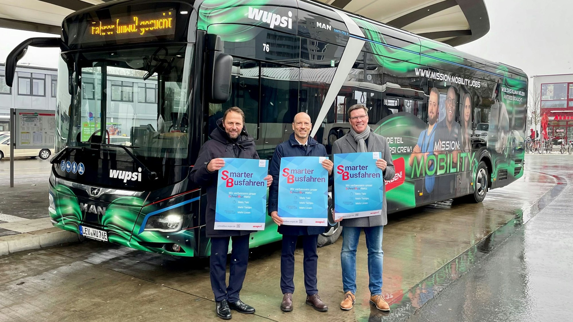 Uwe Richrath (Oberbürgermeister Leverkusen), Marc Kretkowski (Geschäftsführer Wupsi) und Stephan Santelmann (Landrat Rheinisch-Bergischer Kreis) bei der Vorstellung des neuen Fahrplans und des erweiterten Schnellbusnetzes der Wupsi am Busbahnhof Leverkusen Mitte