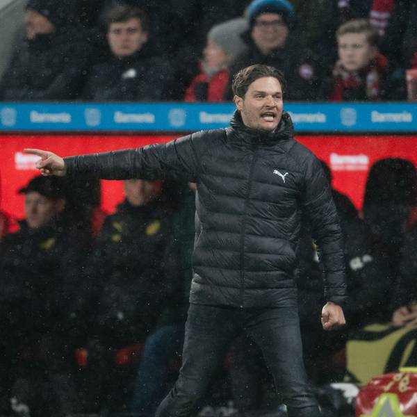 Dortmunds Trainer Edin Terzic gestikuliert an der Seitenlinie in der BayArena.