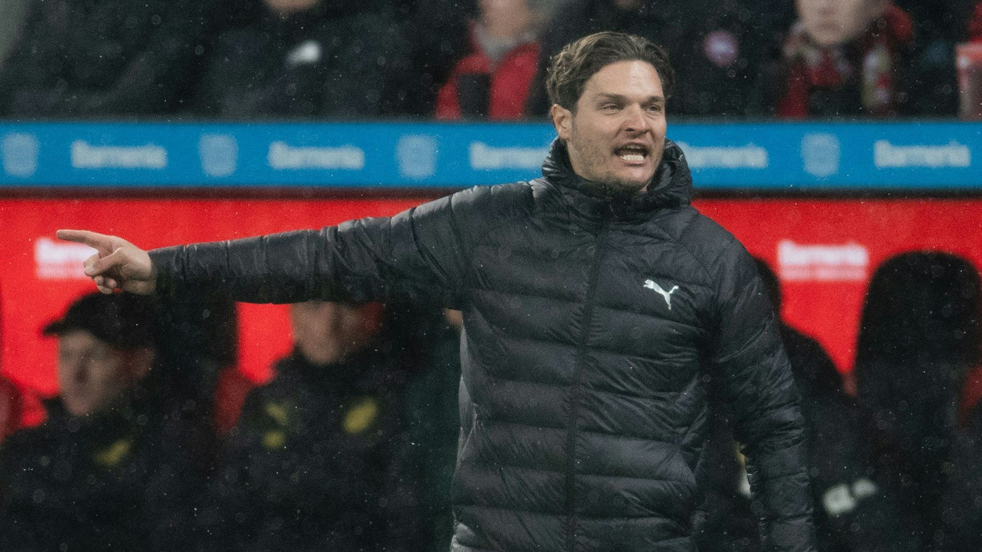 Dortmunds Trainer Edin Terzic gestikuliert an der Seitenlinie in der BayArena.