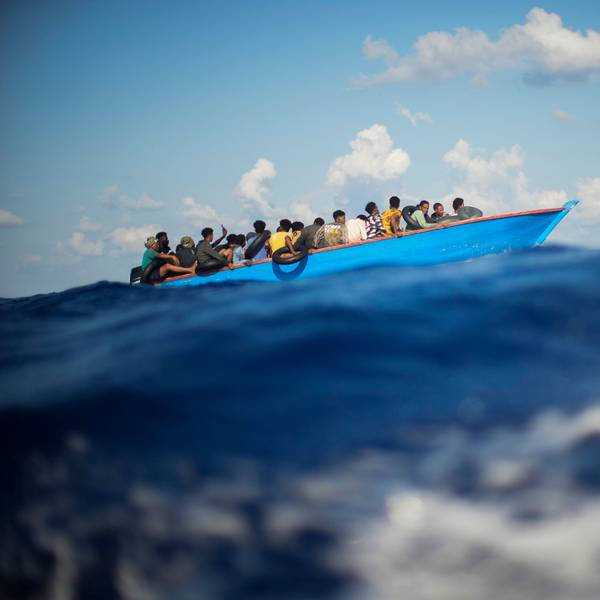 Migrantinnen und Migranten sitzen auf einem Boot im Mittelmeer. (Symbolbild)