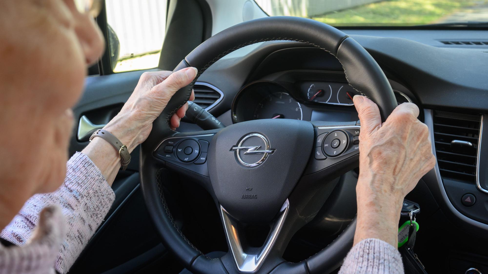 ARCHIV - 09.05.2023, Niedersachsen, Burgdorf: Eine ältere Teilnehmerin sitzt bei der Schulung «Fit im Auto» von der Landesverkehrswacht Niedersachsen in einem Fahrschulauto. Die EU-Verkehrsminister wollen am 04.12.2023 ihre Position zu neuen Führerscheinregeln in der EU festlegen. Dabei geht es unter anderem um Vorgaben für ältere Menschen. (zu dpa «EU-Verkehrsminister sprechen über neue Führerscheinregeln») Foto: Julian Stratenschulte/dpa +++ dpa-Bildfunk +++