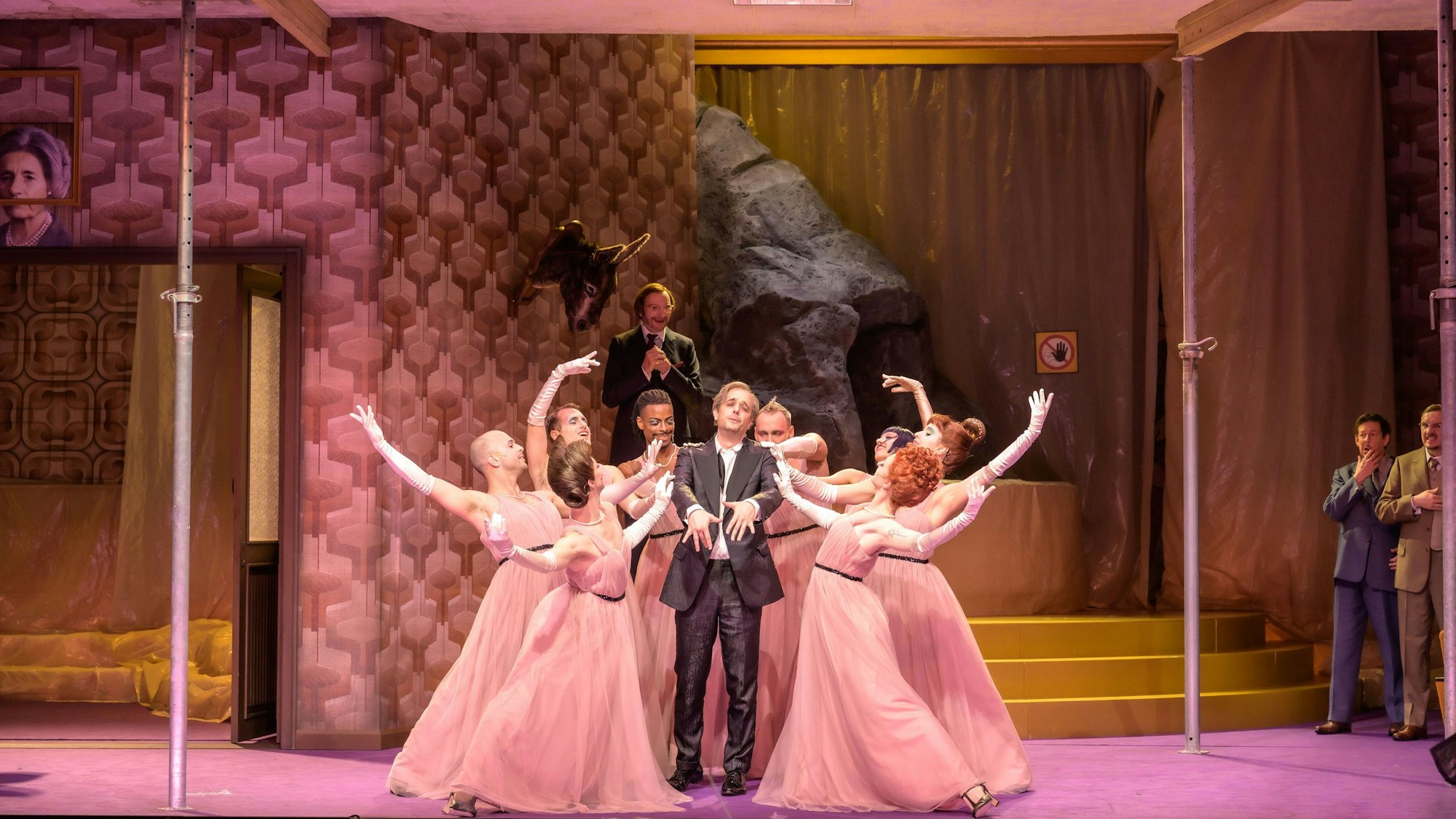 Oper Köln die Lustige Witwe. Tänzer*innen, Ralph Morgenstern, Adrian Eröd, Chor der Oper Köln