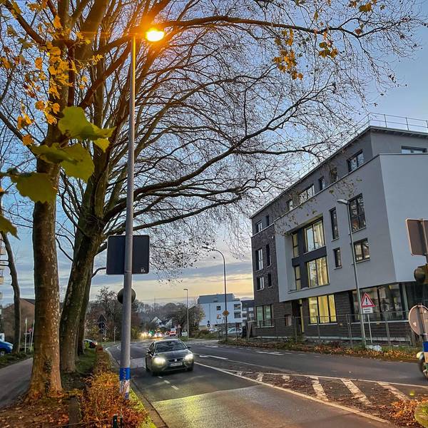 Ein Straßenlaterne leuchtet in der Dämmerung in Leichlingen.