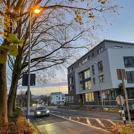 Ein Straßenlaterne leuchtet in der Dämmerung in Leichlingen.