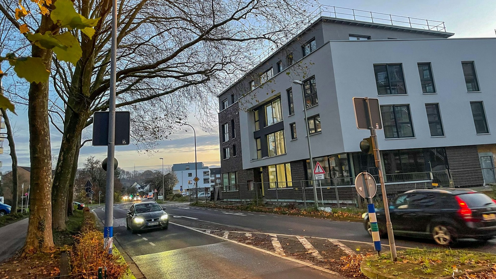 An der Neukirchener Straße entsteht ein Neubau mit Wohnungen und Edeka. (Archivbild)