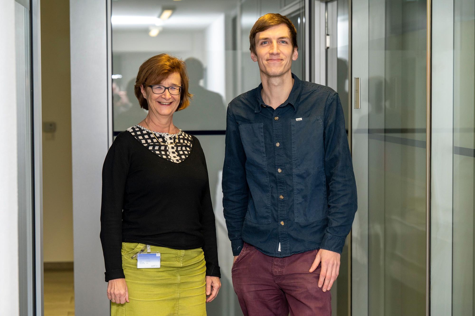 Christine Stöger, Professorin für Musikpädagogik und Masterstudent Simon Stiller im Verwaltungsgebäude der Hochschule für Musik und Tanz Köln.