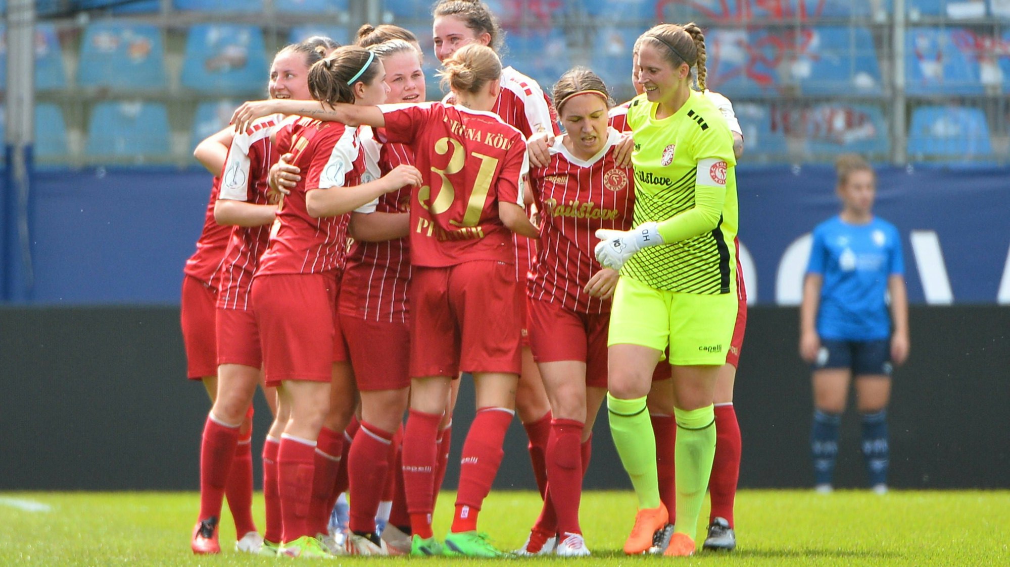 Torjubel von den Spielerinnen von Fortuna Köln nach der 1:0 Führung, 13.08.2023, Bochum, DFB-Pokal der Frauen, Runde 1, VfL Bochum - SC Fortuna Köln, DFB/DFL REGULATIONS PROHIBIT ANY USE OF PHOTOGRAPHS AS IMAGE SEQUENCES AND/OR QUASI-VIDEO. *** Goal celebration from the players of Fortuna Cologne after the 1 0 lead, 13 08 2023, Bochum, DFB Pokal der Frauen, Runde 1, VfL Bochum SC Fortuna Köln, DFB DFL REGULATIONS PROHIBIT ANY USE OF PHOTOGRAPHS AS IMAGE SEQUENCES AND OR QUASI VIDEO xklx