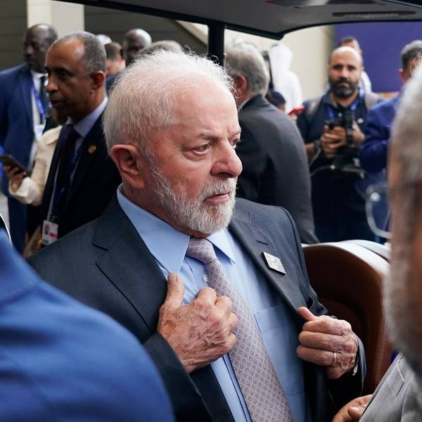 01.12.2023, Vereinigte Arabische Emirate, Dubai: Luiz Inacio Lula da Silva, Präsident von Brasilien, geht über die Expo City, dem Veranstaltungsort der COP28. Foto: Joshua A. Bickel/AP/dpa +++ dpa-Bildfunk +++
