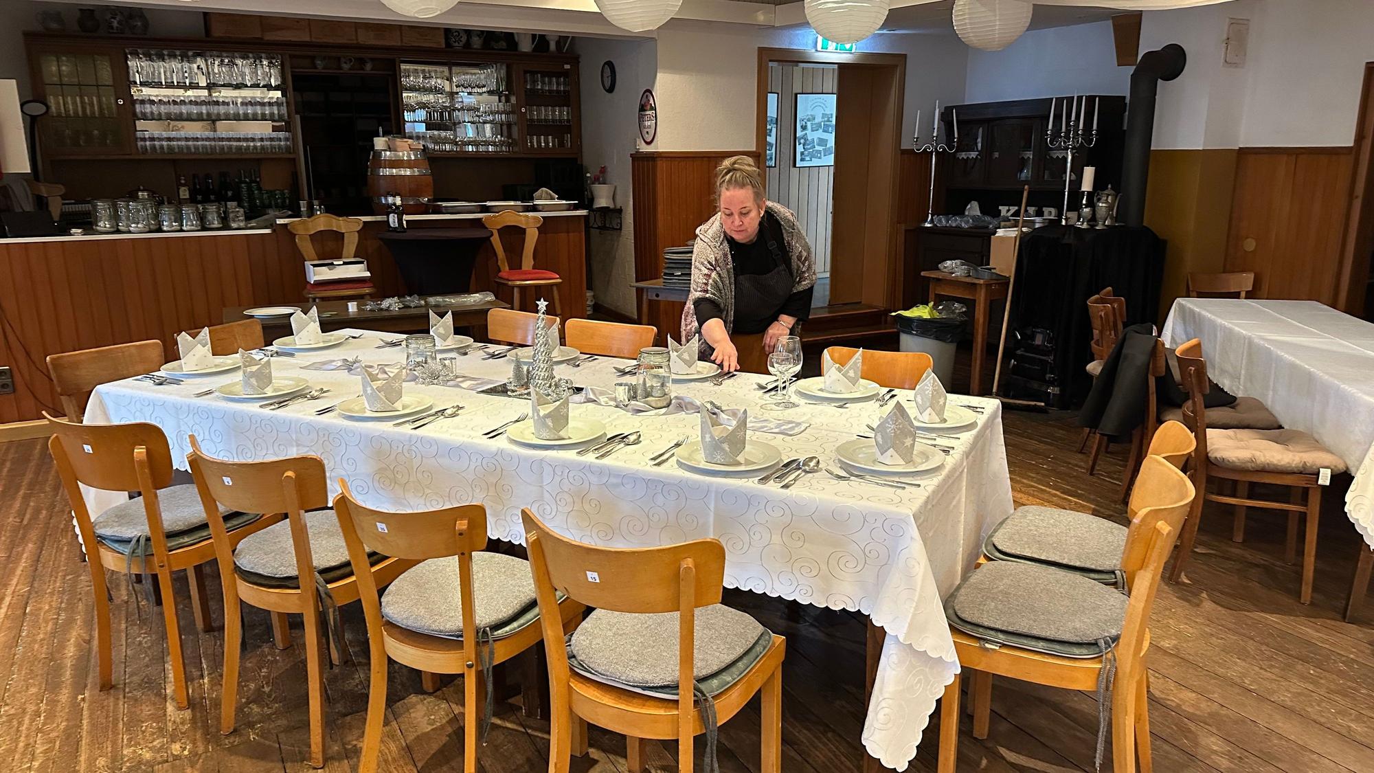 Im Festaal des Gasthauses Röttgen wird von Sabine Rogawski eine Tafel eingedeckt.