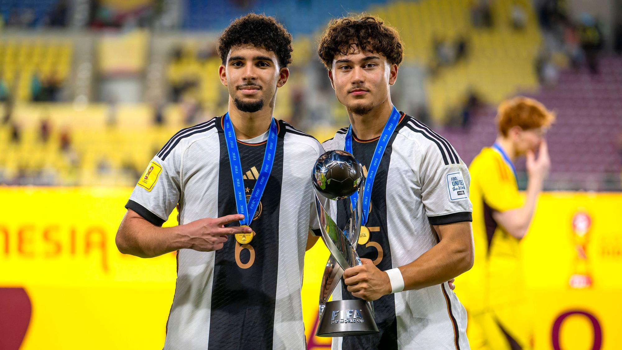 Justin von der Hitz und Fayssal Harchaoui mit dem WM-Pokal bei der U-17 Weltmeisterschaft 2023 in Indonesien.