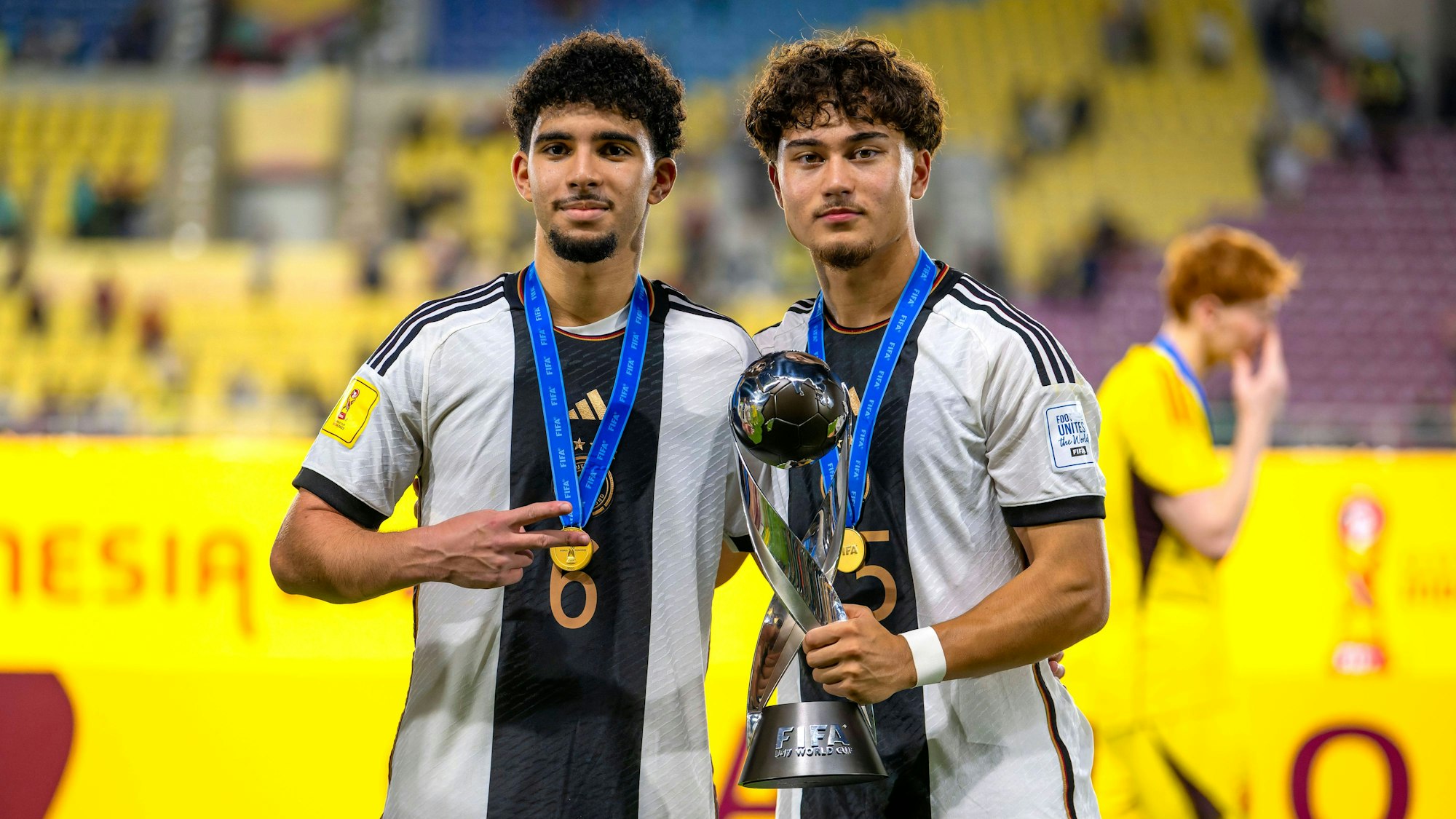 Justin von der Hitz und Fayssal Harchaoui mit dem WM-Pokal bei der U-17 Weltmeisterschaft 2023 in Indonesien.