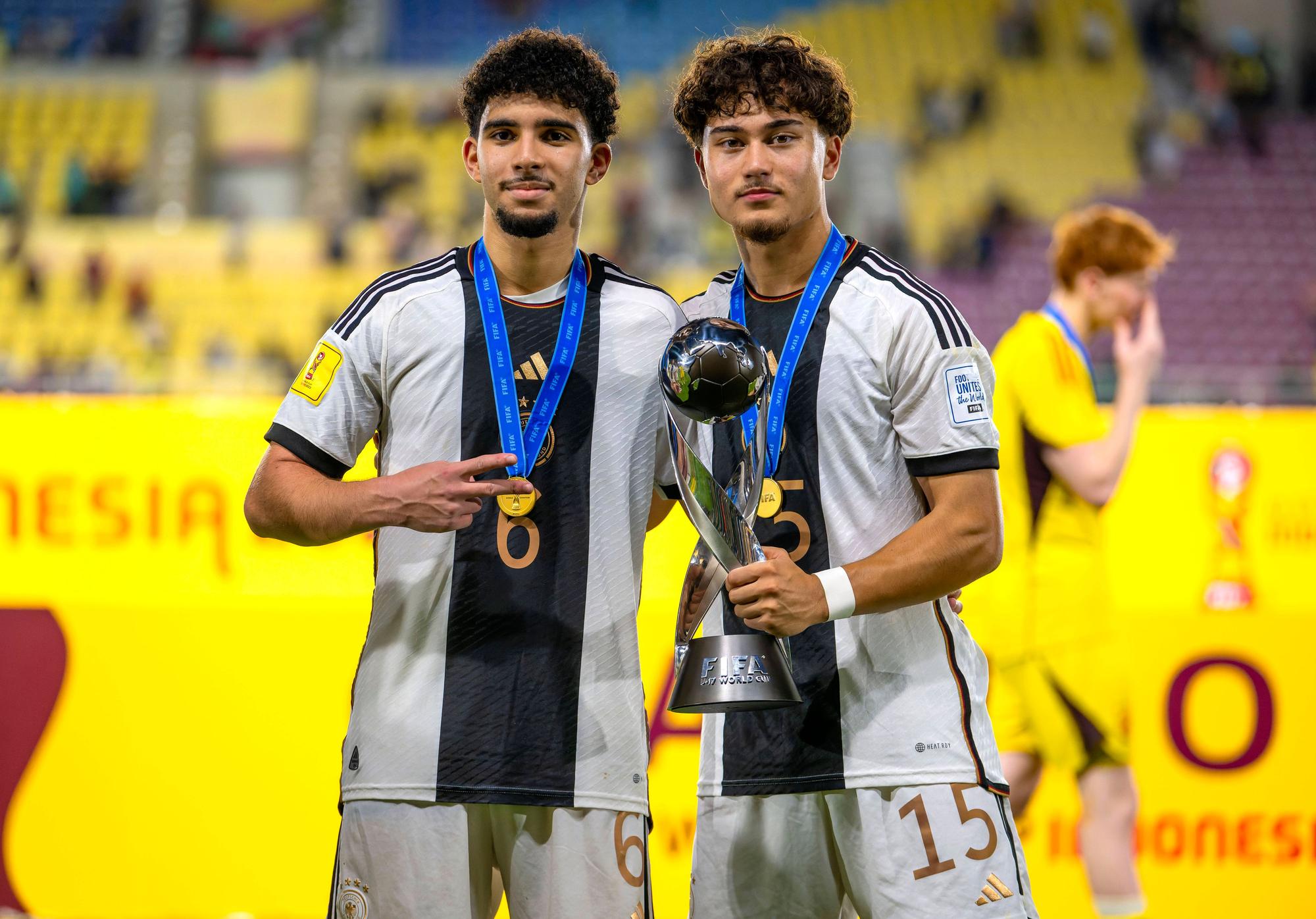 02.12.2023, Fussball U-17-Weltmeisterschaft 2023, Finale: Deutschland - Frankreich, im Manahan Stadium Surakarta. Weltmeister Deutschland feiert den Titel nach dem Sieg im Elfmeterschiessen. v.li: Fayssal Harchaoui Deutschland und Justin von der Hitz Deutschland stolz mit dem WM-Pokal. *** 02 12 2023, Football U 17 World Cup 2023, Final Germany France, at Manahan Stadium Surakarta World champion Germany celebrates the title after winning the penalty shootout v li Fayssal Harchaoui Germany and Justin von der Hitz Germany proudly with the World Cup trophy