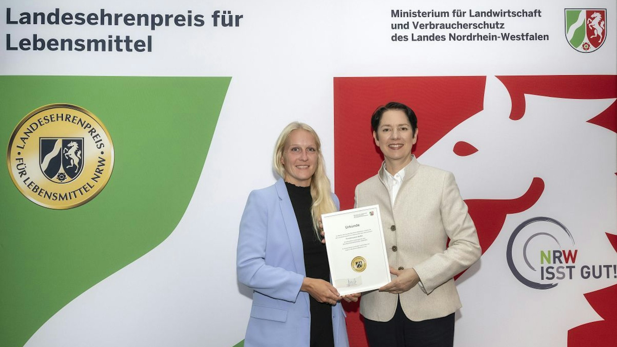 Ministerin Silke Gorißen verleiht Landesehrenpreis 2023 an Britt Roggatz von der Kölner Brauerei Gaffel