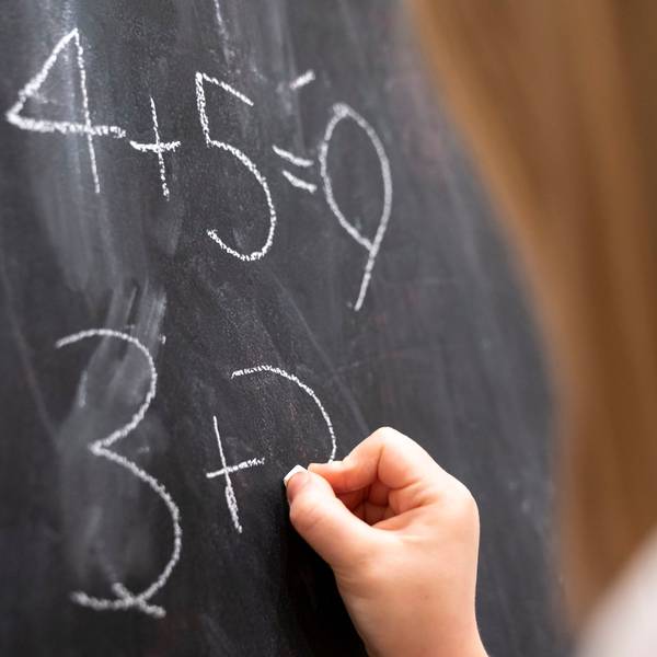 Die OECD hat am Dienstag die Ergebnisse der Pisa-Studie vorgelegt, deutsche Schülerinnen und Schüler schnitten in Mathematik besonders schlecht ab. (Symbolbild)