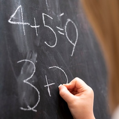 Die OECD hat am Dienstag die Ergebnisse der Pisa-Studie vorgelegt, deutsche Schülerinnen und Schüler schnitten in Mathematik besonders schlecht ab. (Symbolbild)