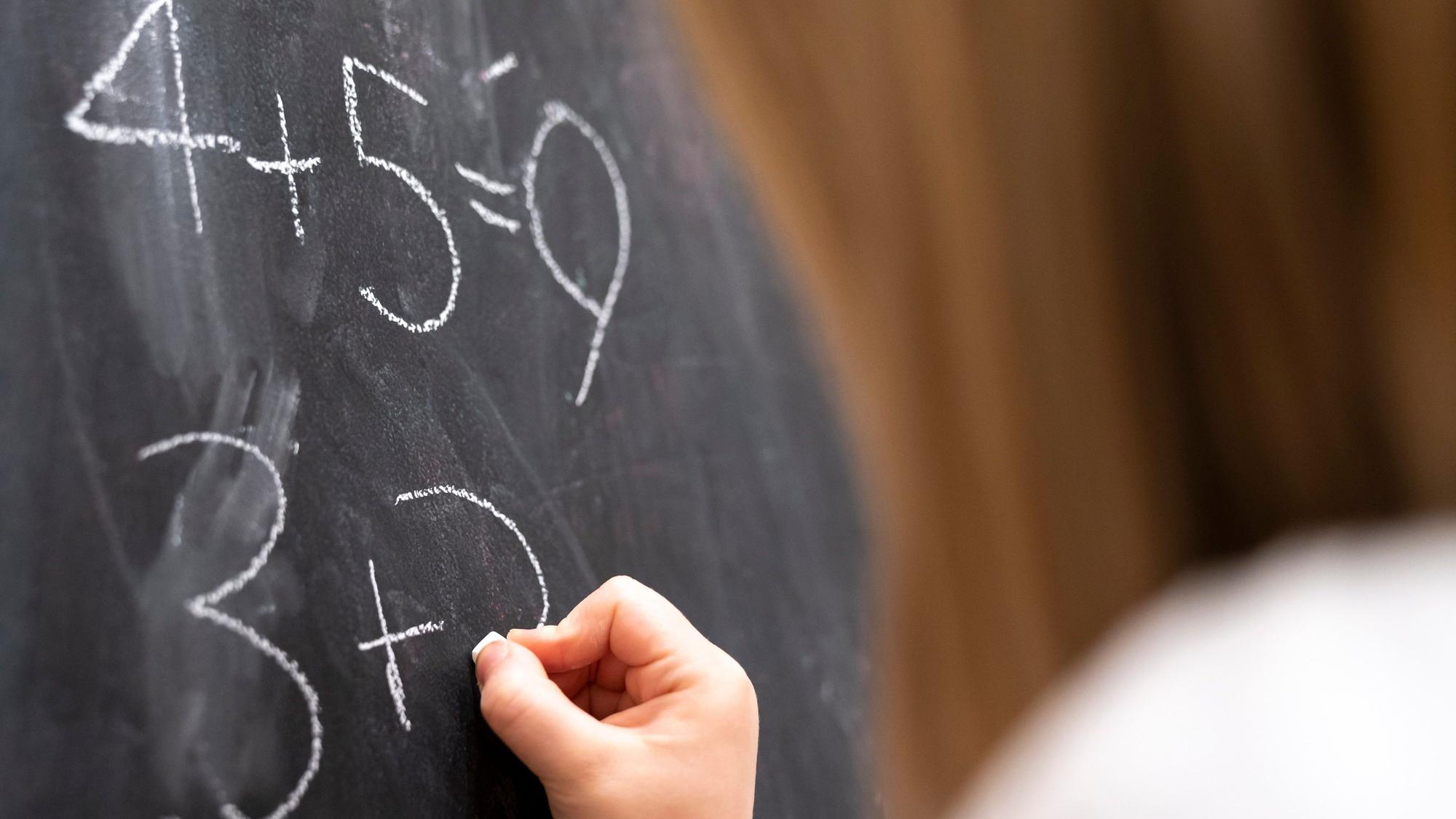 Die OECD hat am Dienstag die Ergebnisse der Pisa-Studie vorgelegt, deutsche Schülerinnen und Schüler schnitten in Mathematik besonders schlecht ab. (Symbolbild)