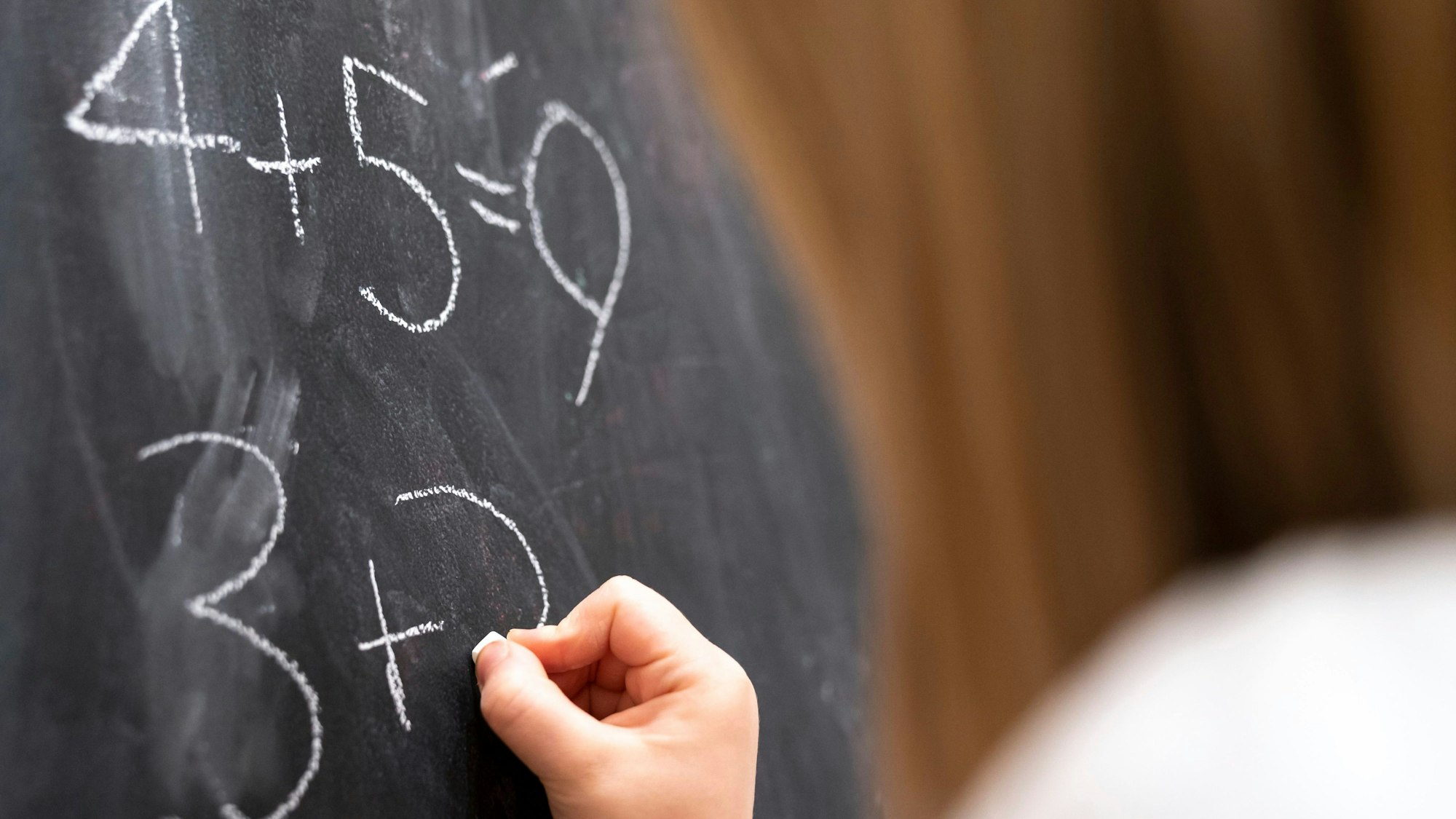 Die OECD hat am Dienstag die Ergebnisse der Pisa-Studie vorgelegt, deutsche Schülerinnen und Schüler schnitten in Mathematik besonders schlecht ab. (Symbolbild)