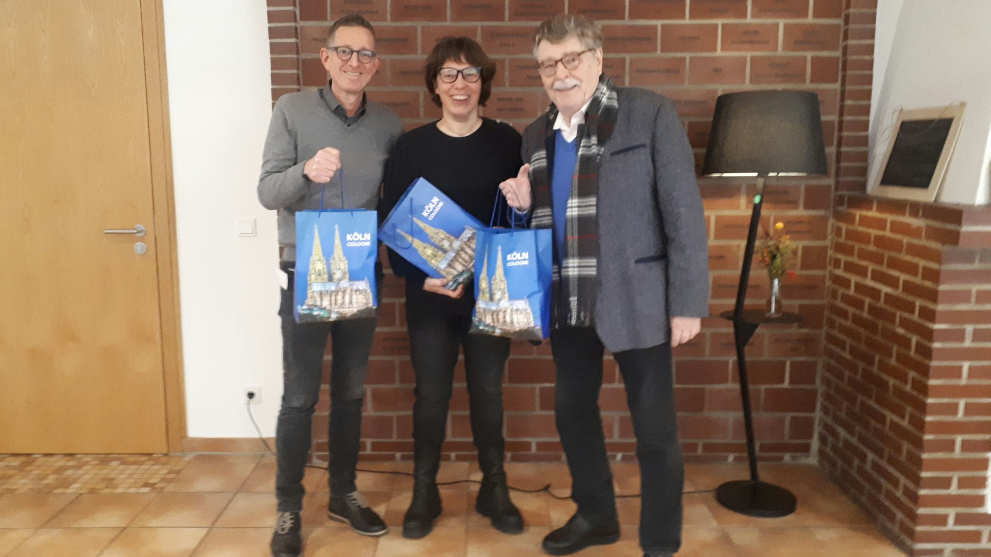 Alt-OB Fritz Schramma (r.) und zwei Ehrenamtler des Ronald-McDonald-Hauses an der Kinderklinik.