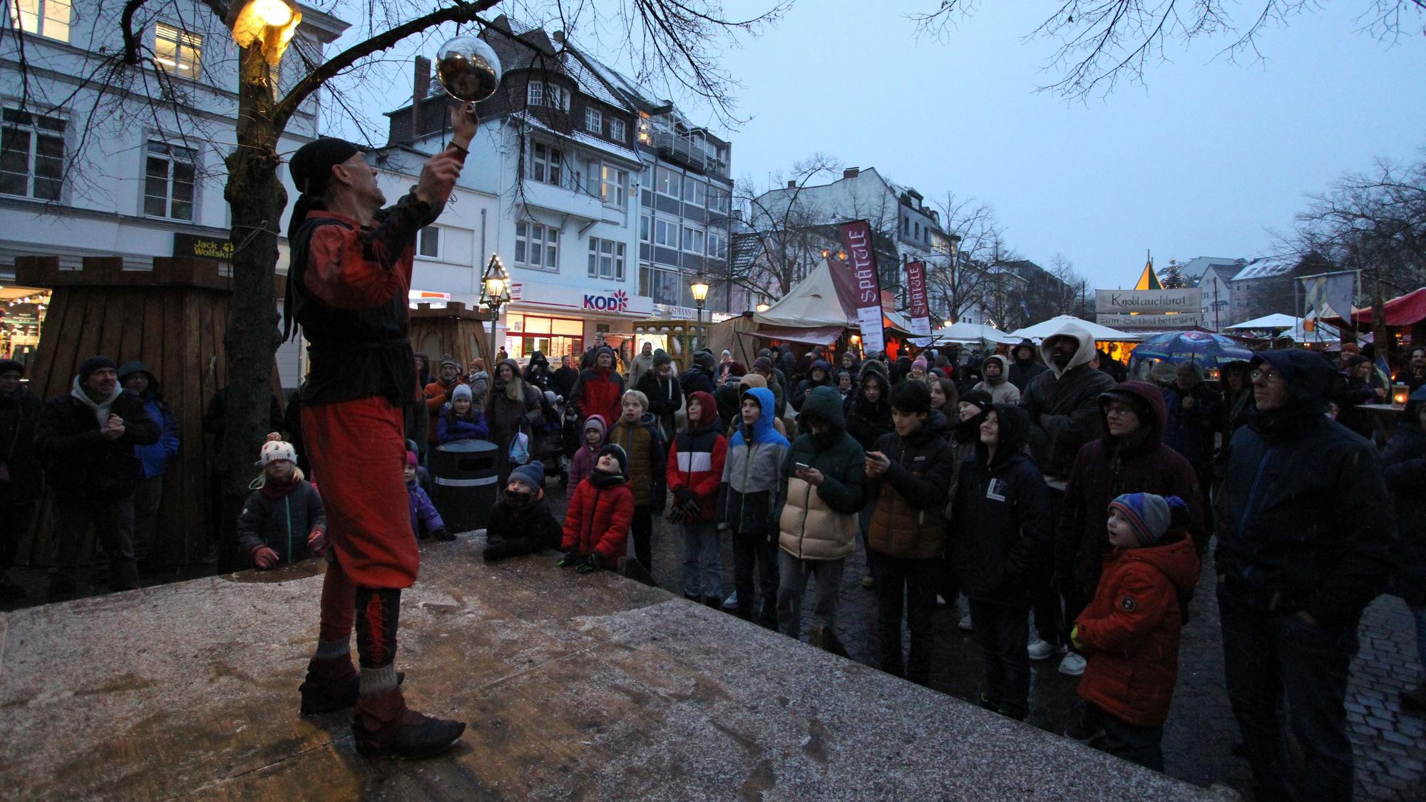 Mittelalterlicher Markt, Feuerbändiger und Jongleur Lupus