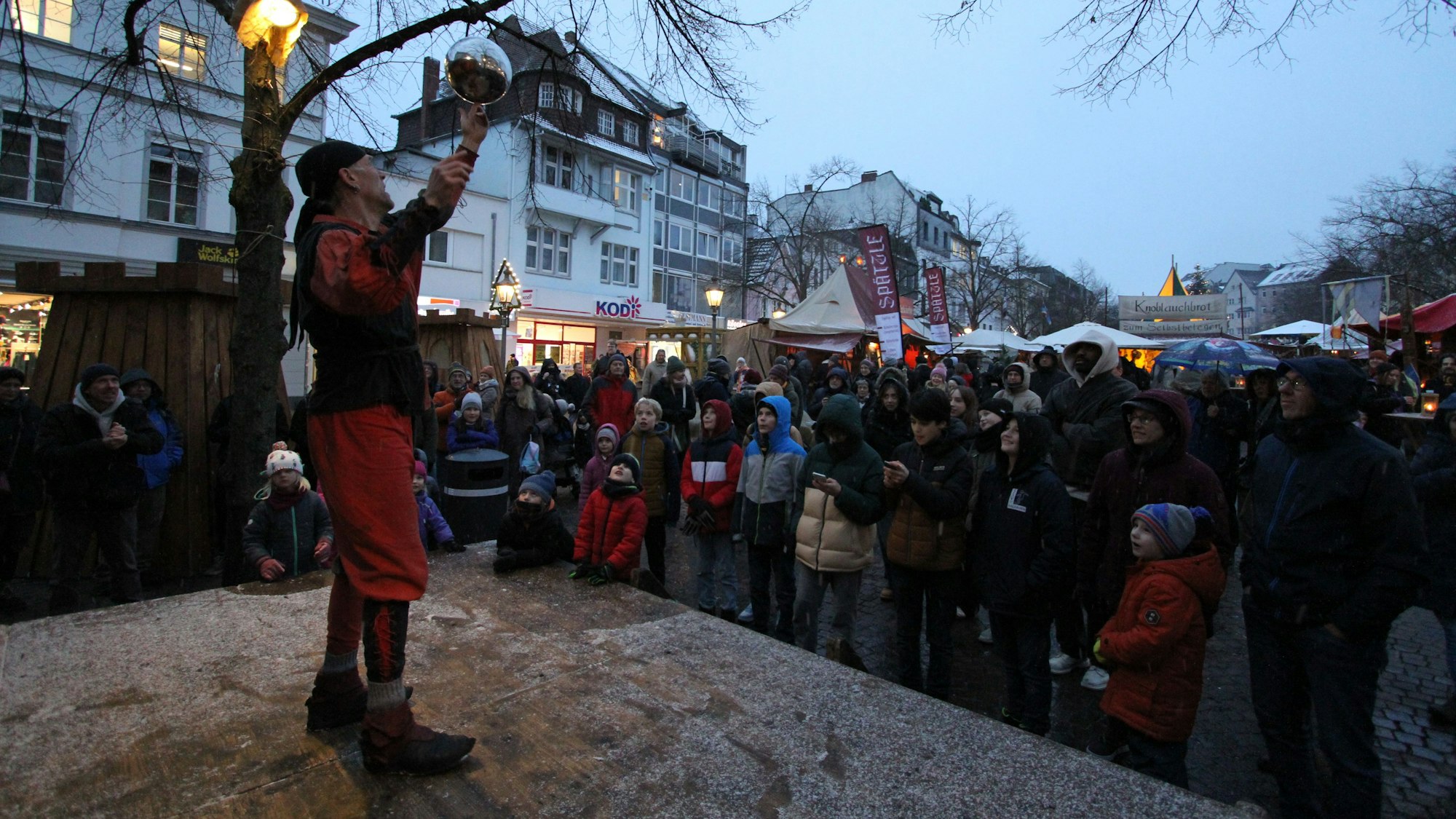 Mittelalterlicher Markt, Feuerbändiger und Jongleur Lupus