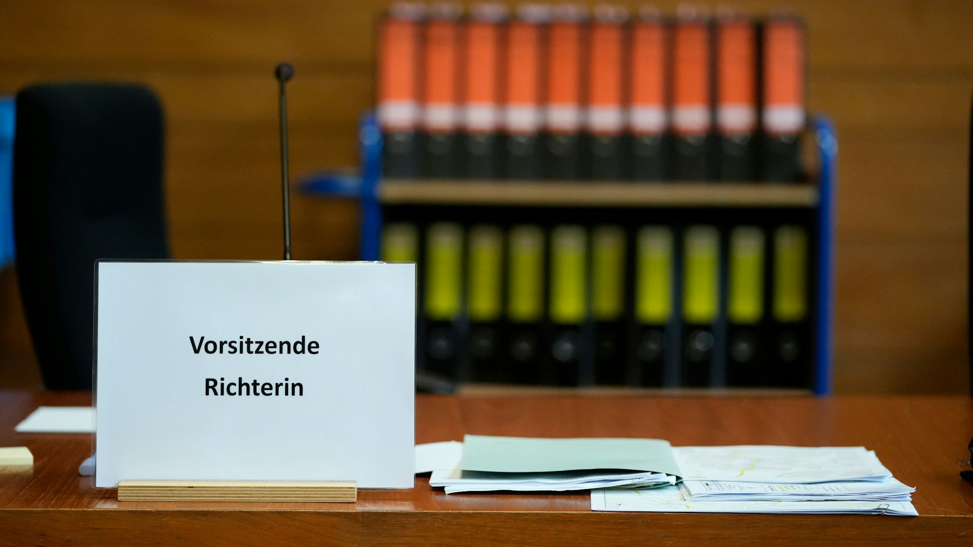 Der Platz der Vorsitzenden Richterin mit Aktenordnern im Landgericht.
