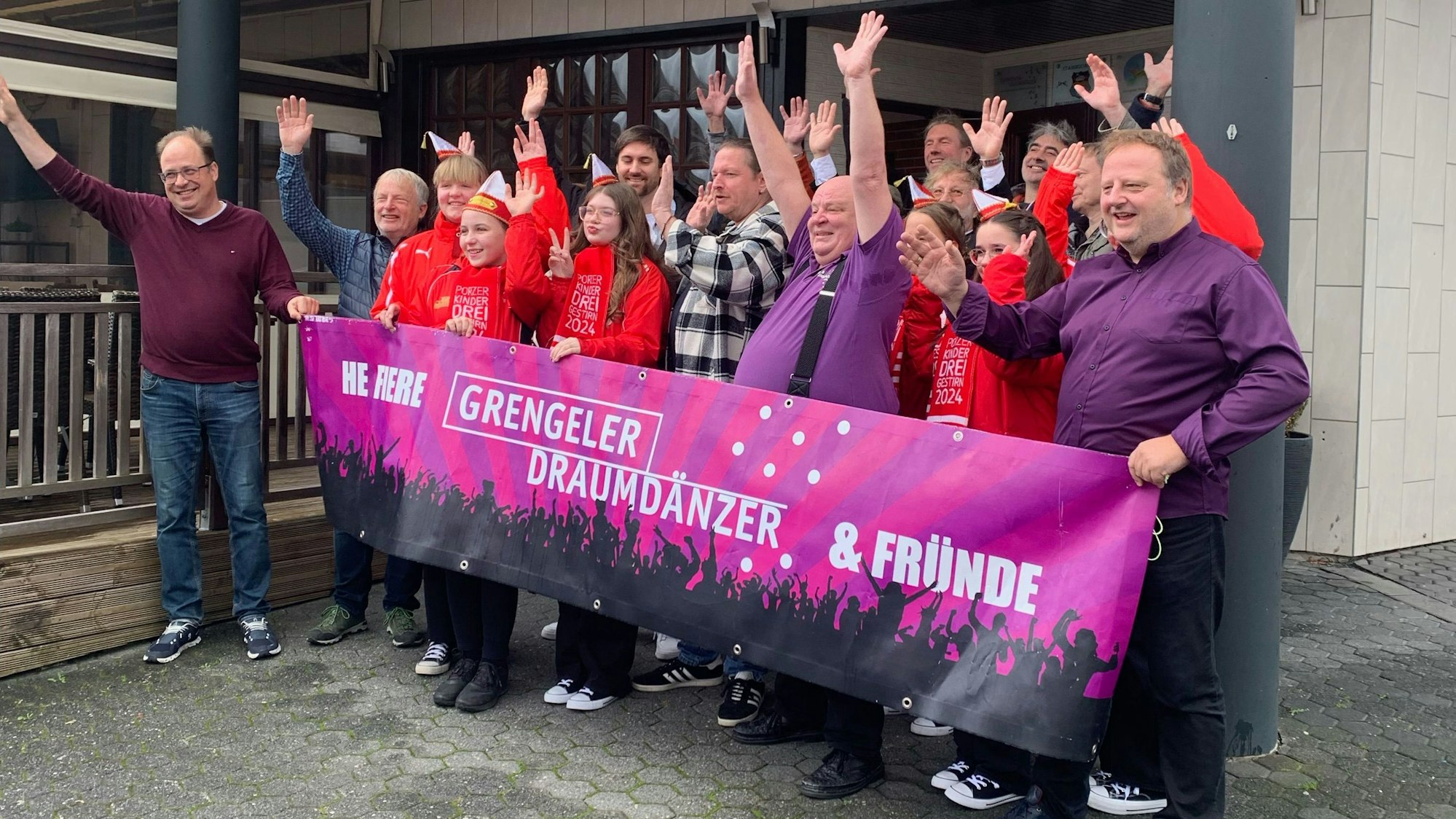 Viele Leute stehen in einer Reihe.