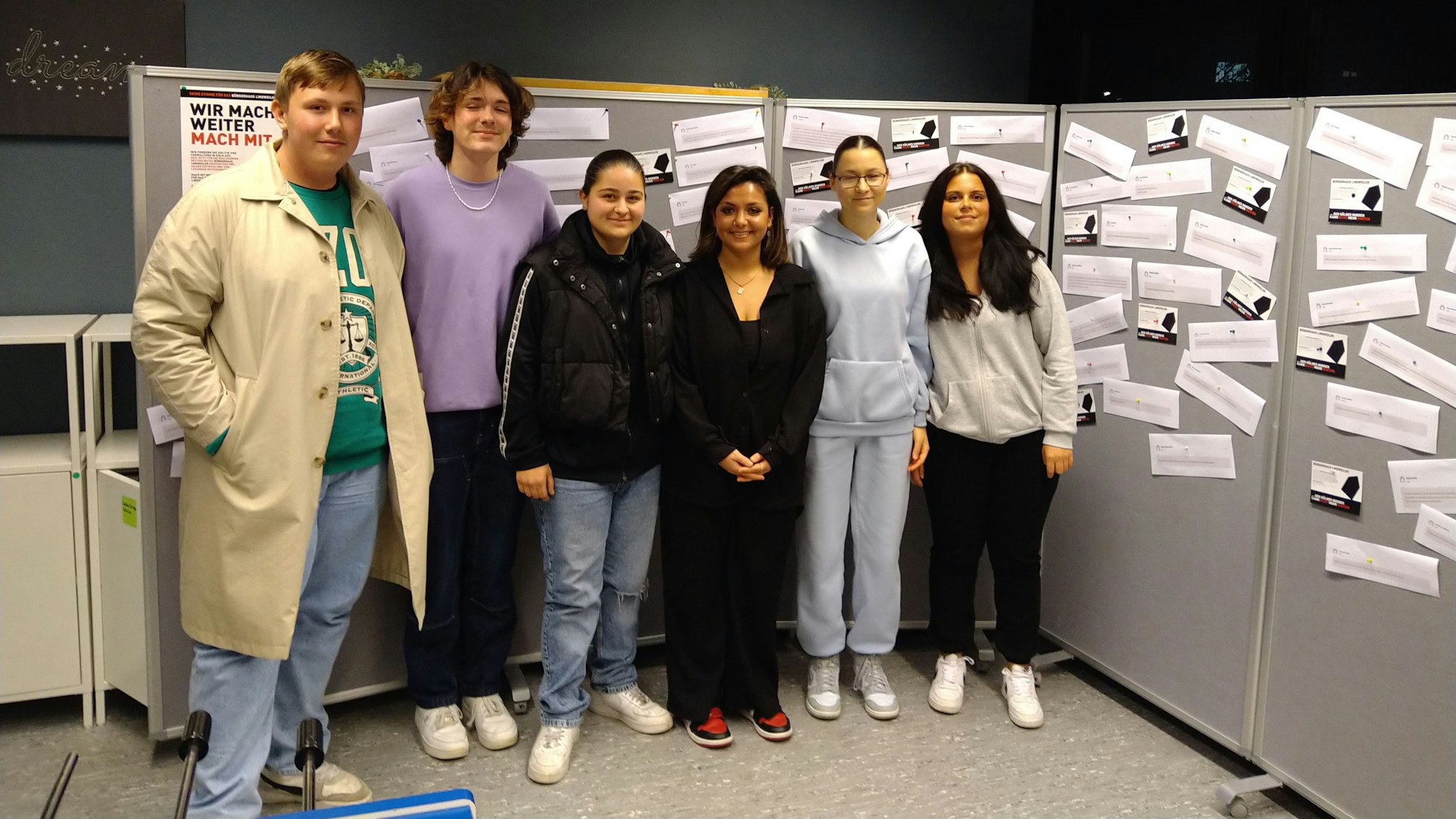 Die Mitglieder des Jugendforums des Linoclubs hatten Kommentare aus einer Online-Petition ausgedruckt, um ihr Anliegen zu verdeutlichen.