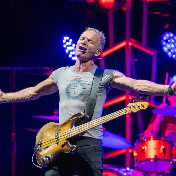 Sting breitet die Arme aus, er hat die Augen gescbhlossen und singt.