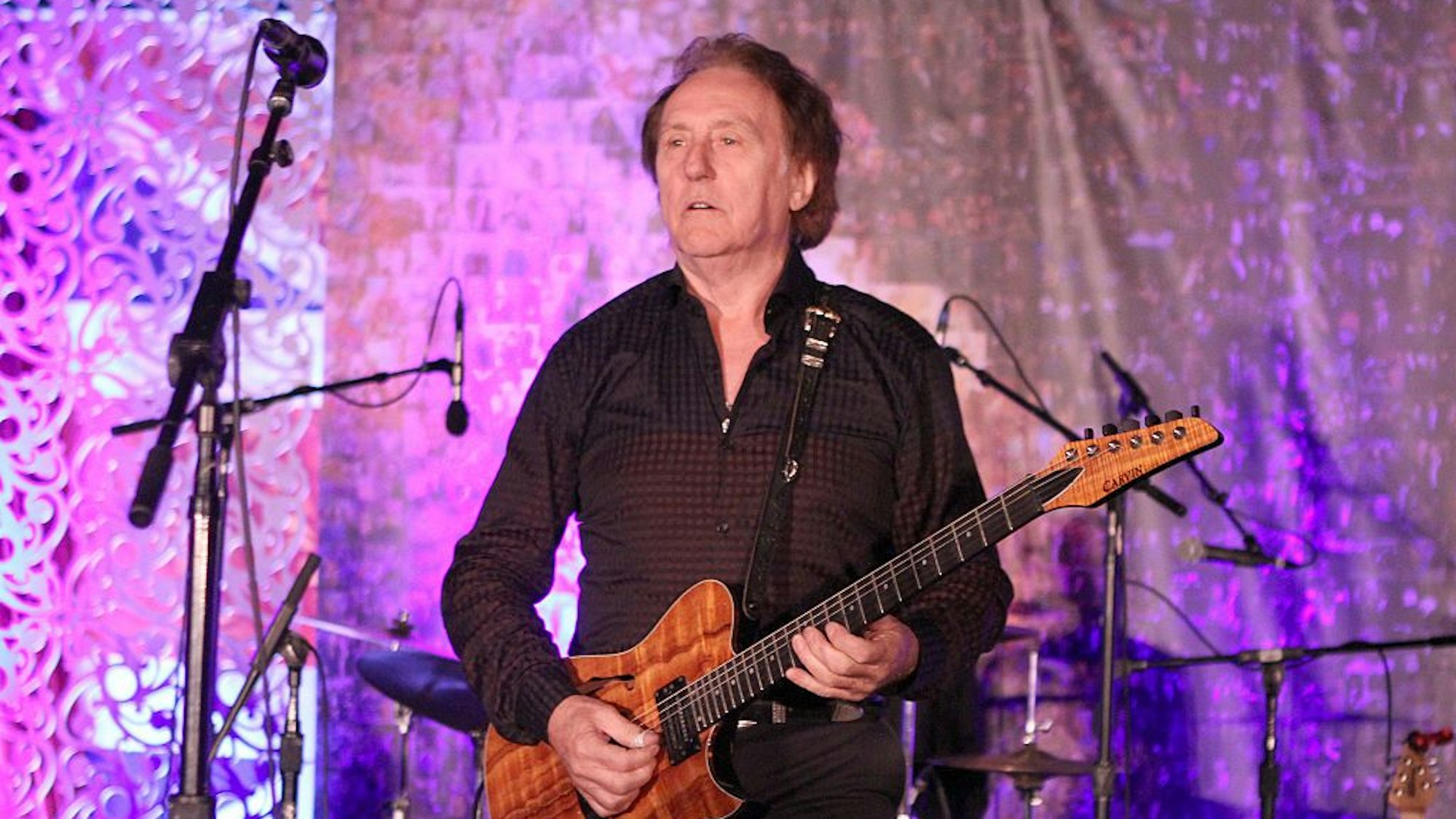Der Musiker Denny Laine tritt auf der Bühne während einer Gala auf.