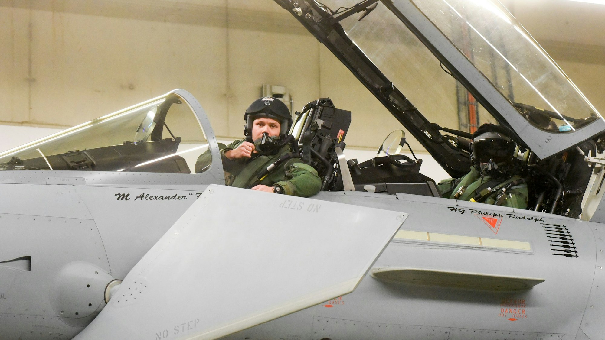 Piloten sitzen in einem Eurofighter-Cockpit.