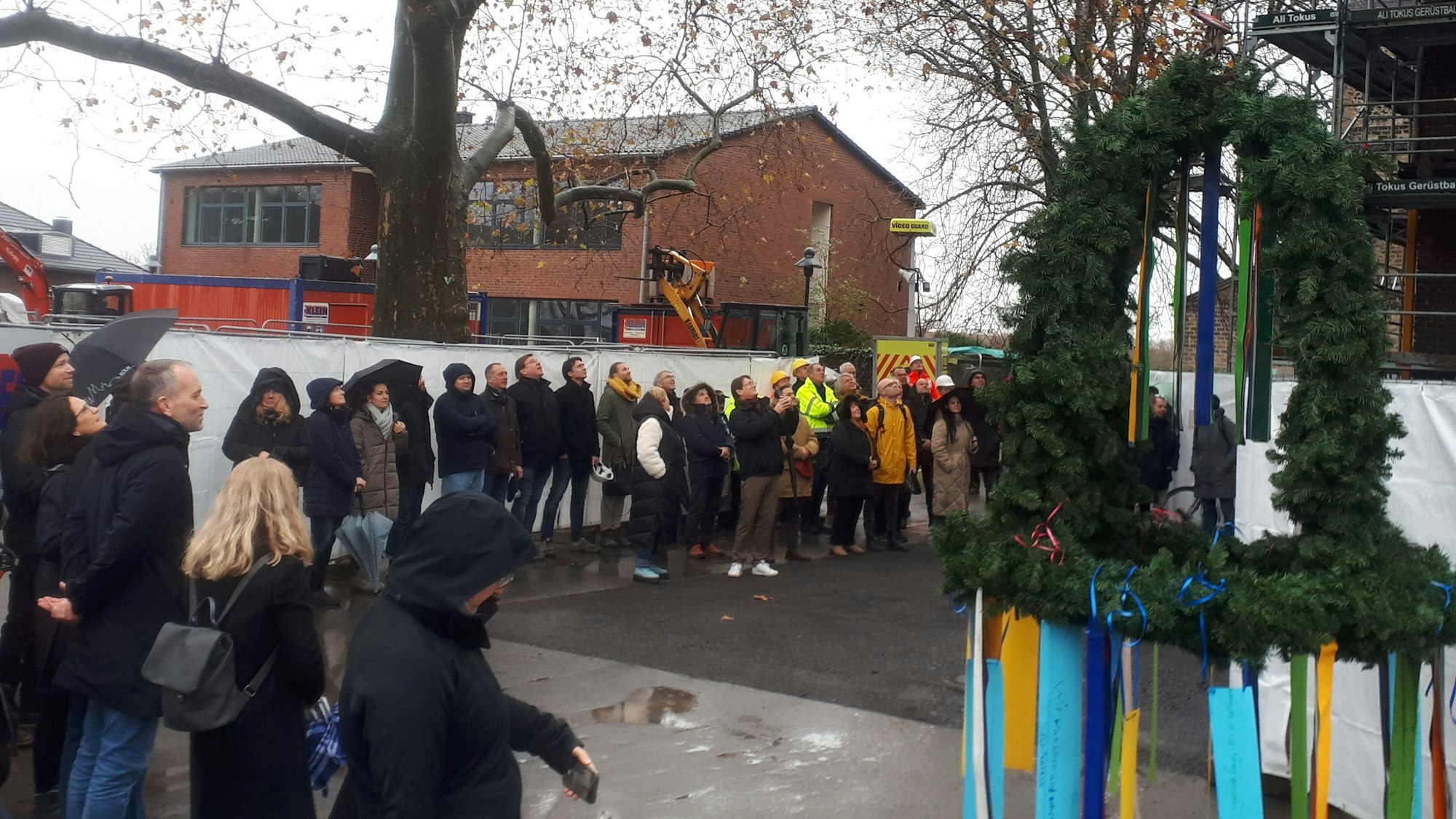 Ein Richtfest auf dem Schulhof.