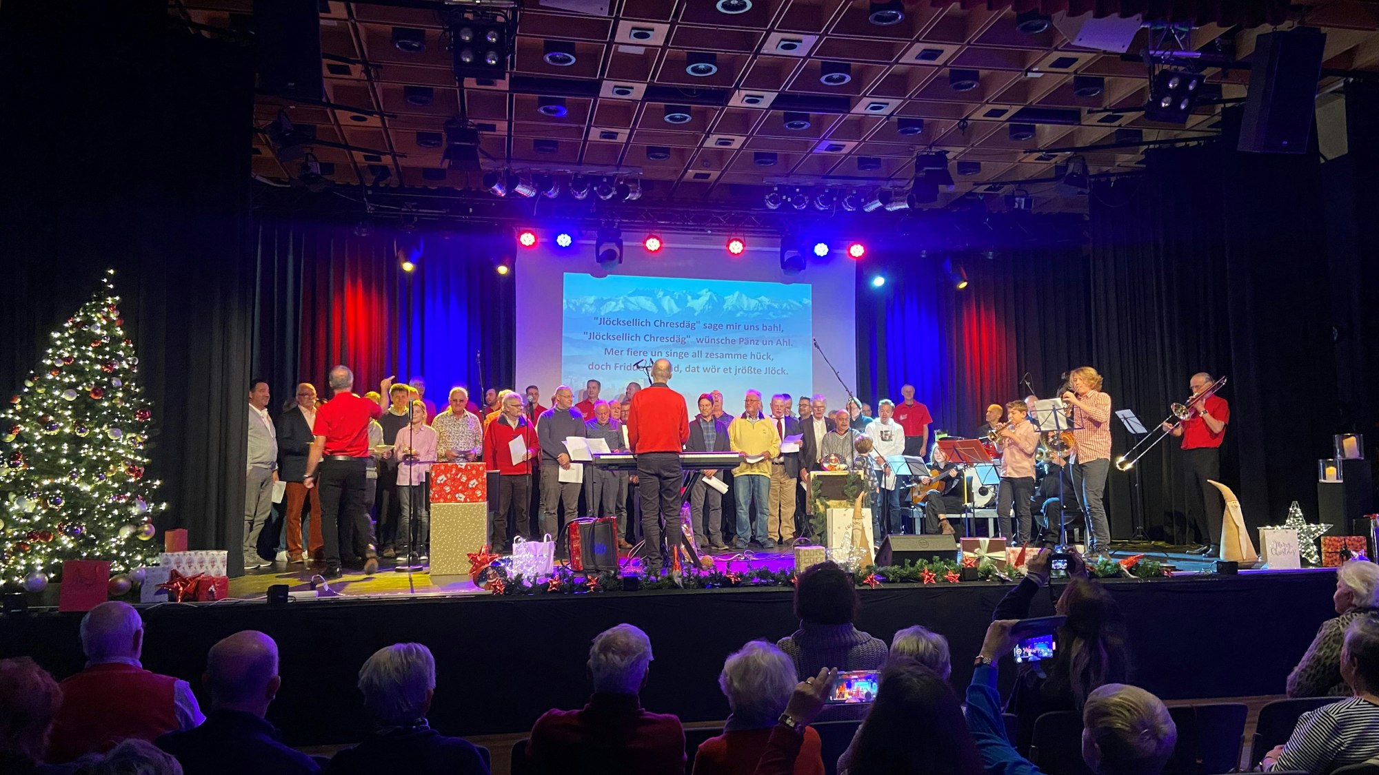 Mit Verstärkung durch Männer aus dem Publikum und musikalischen Nachwuchs trugen die Eintracht-Sänger zum Schluss „Jlöcksellich Chreesdääch“ vor.