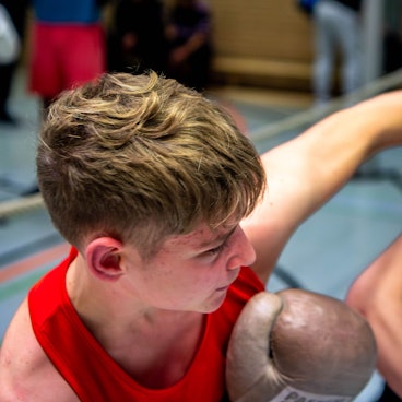 Das Bild zeigt Daniel Lesev beim Training. Er duckt sich gerade weg.