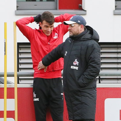 Steffen Baumgart steht mit Dejan Ljubicic während des Trainings am Geißbockheim.