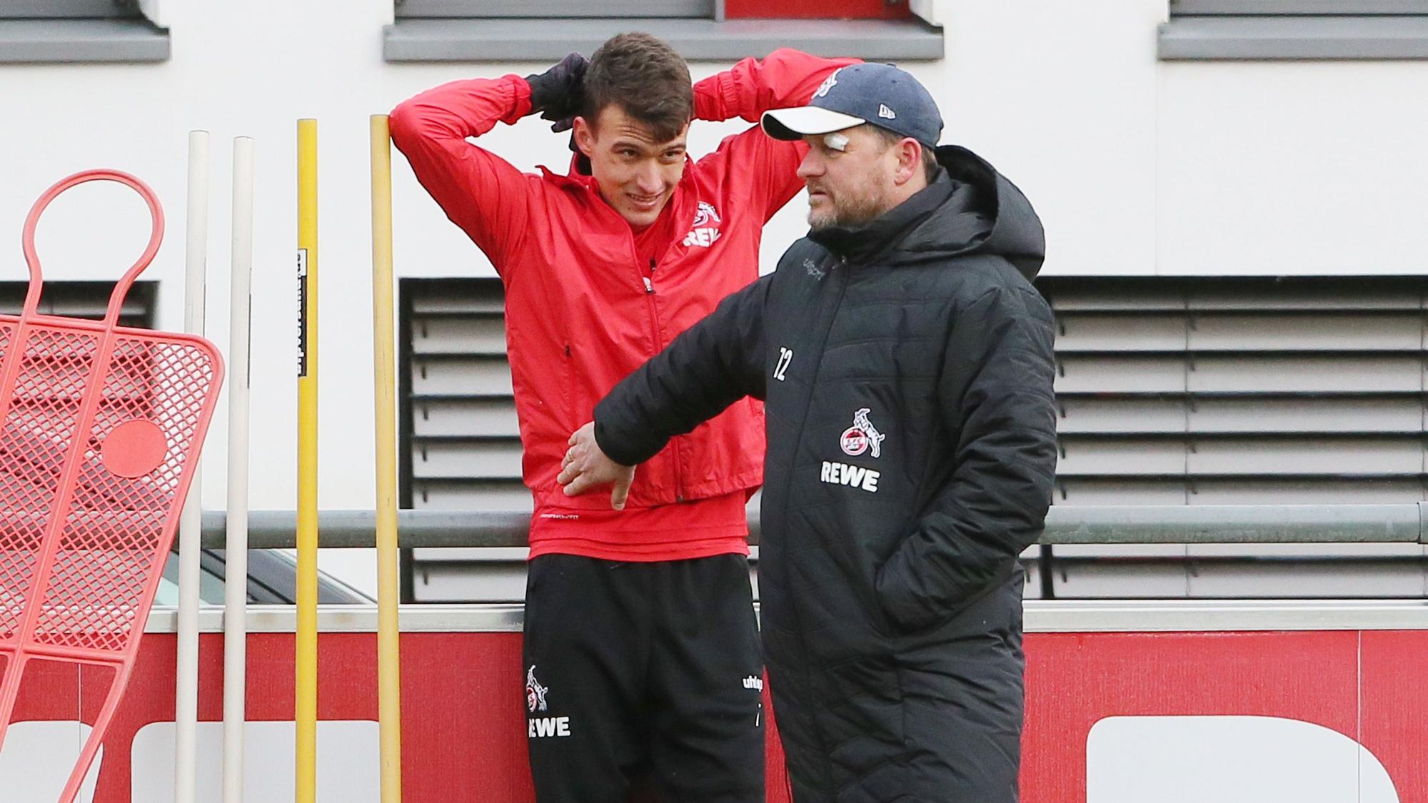 Steffen Baumgart steht mit Dejan Ljubicic während des Trainings am Geißbockheim.