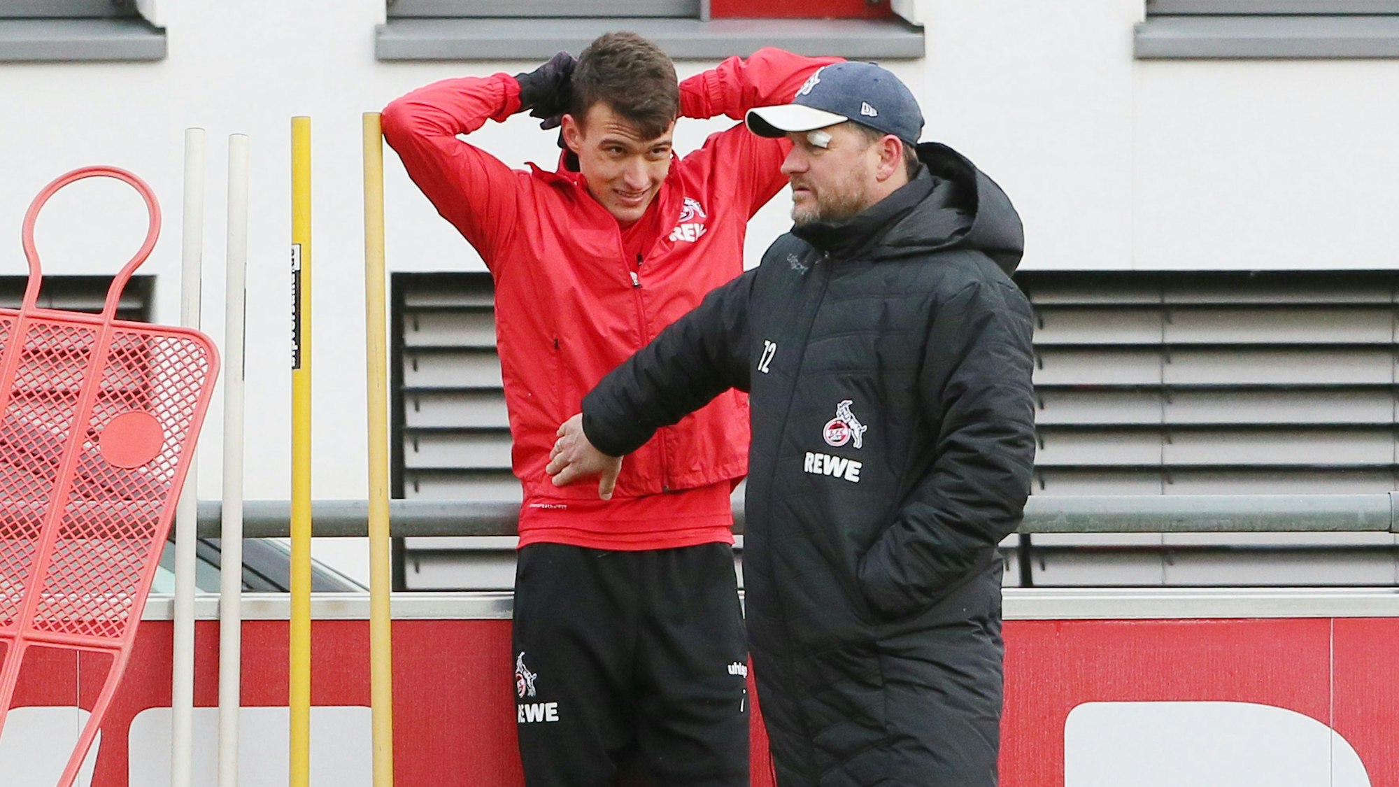 Steffen Baumgart steht mit Dejan Ljubicic während des Trainings am Geißbockheim.