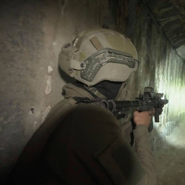 Ein israelischer Soldat steht in einem Tunnel, der mutmaßlich von der Terrorgruppe Hamas angelegt wurde. Die israelische Armee überlegt, ob sie Tunnel mit Wasser aus dem Mittelmeer fluten soll. (Archivbild)