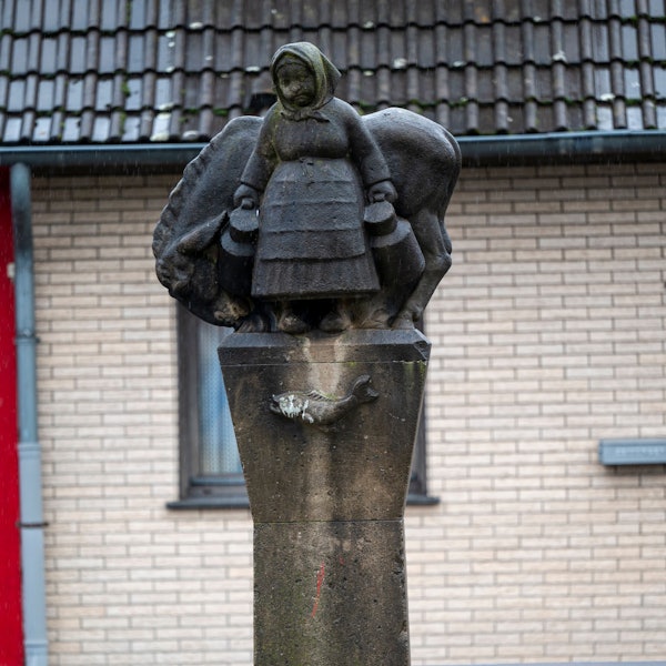 Das Poller Milchmädchen auf dem Efeuplatz in Poll.