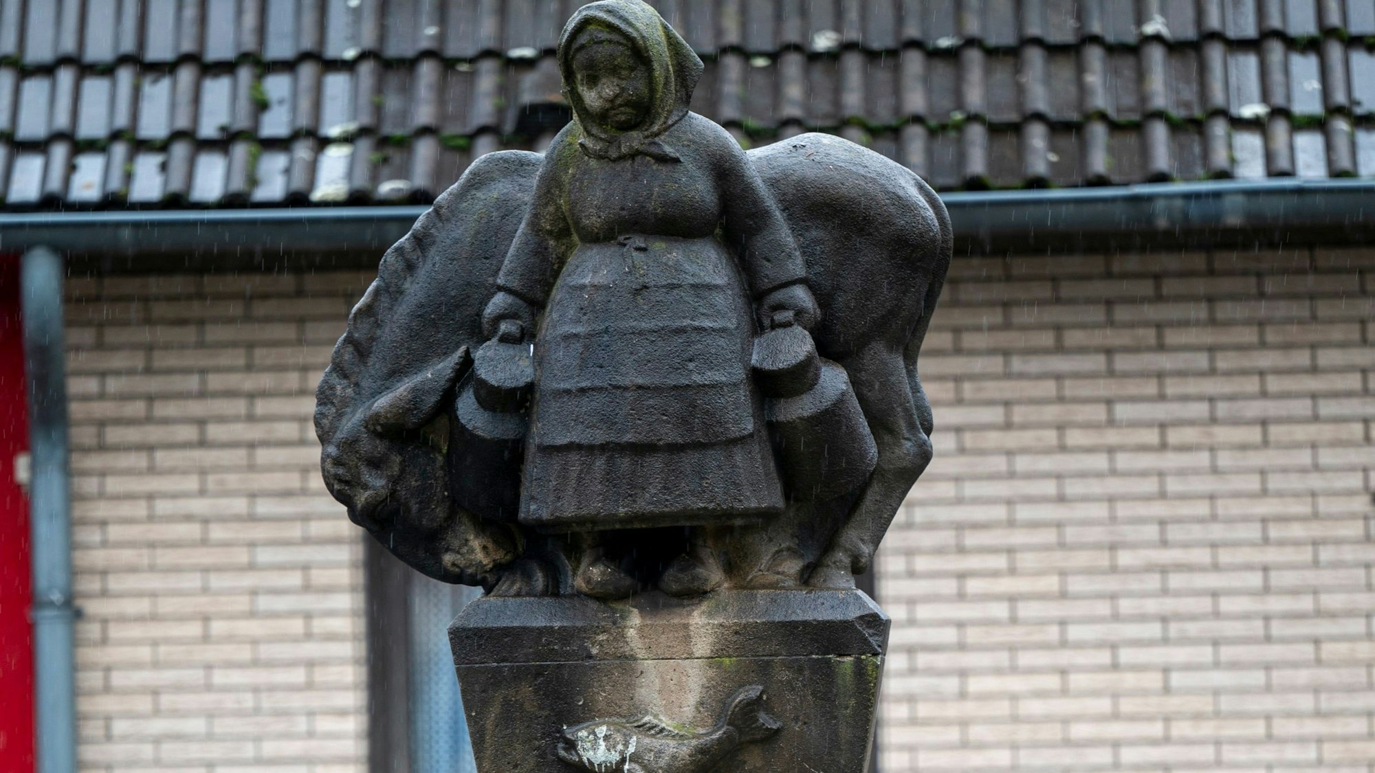 Das Poller Milchmädchen auf dem Efeuplatz in Poll.