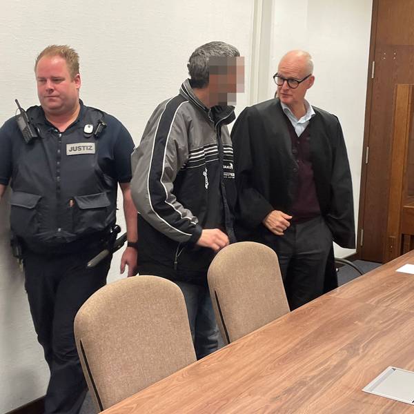 Der Angeklagte mit seinem Verteidiger Peter Syben beim Prozessauftakt im Landgericht Köln